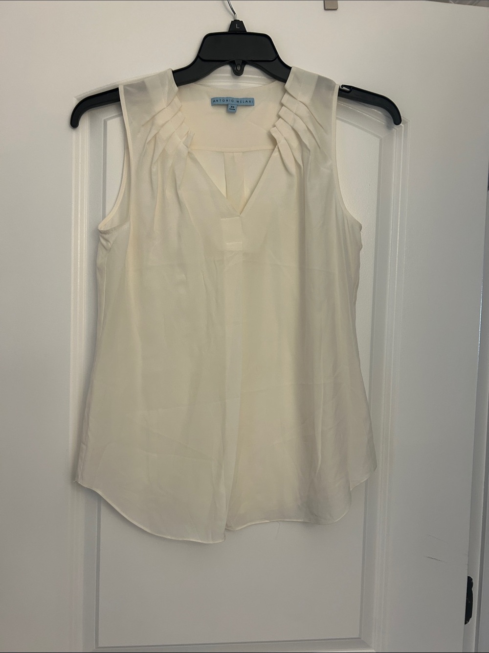ANTONIO MELANI Cream V-Neck Pleated Shoulder Silk Sleeveless Shell